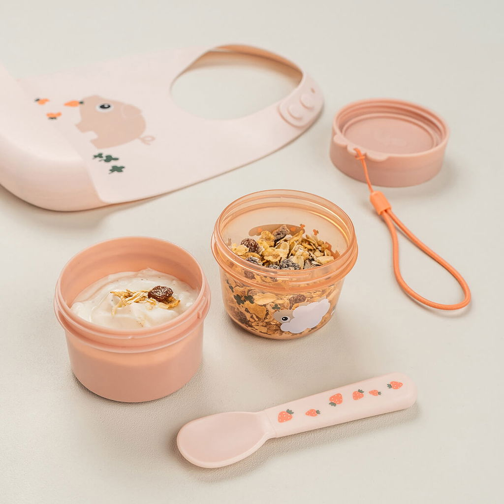 Done by Deer Behållare To Go 2-Way Snack Tiny Farm Powder