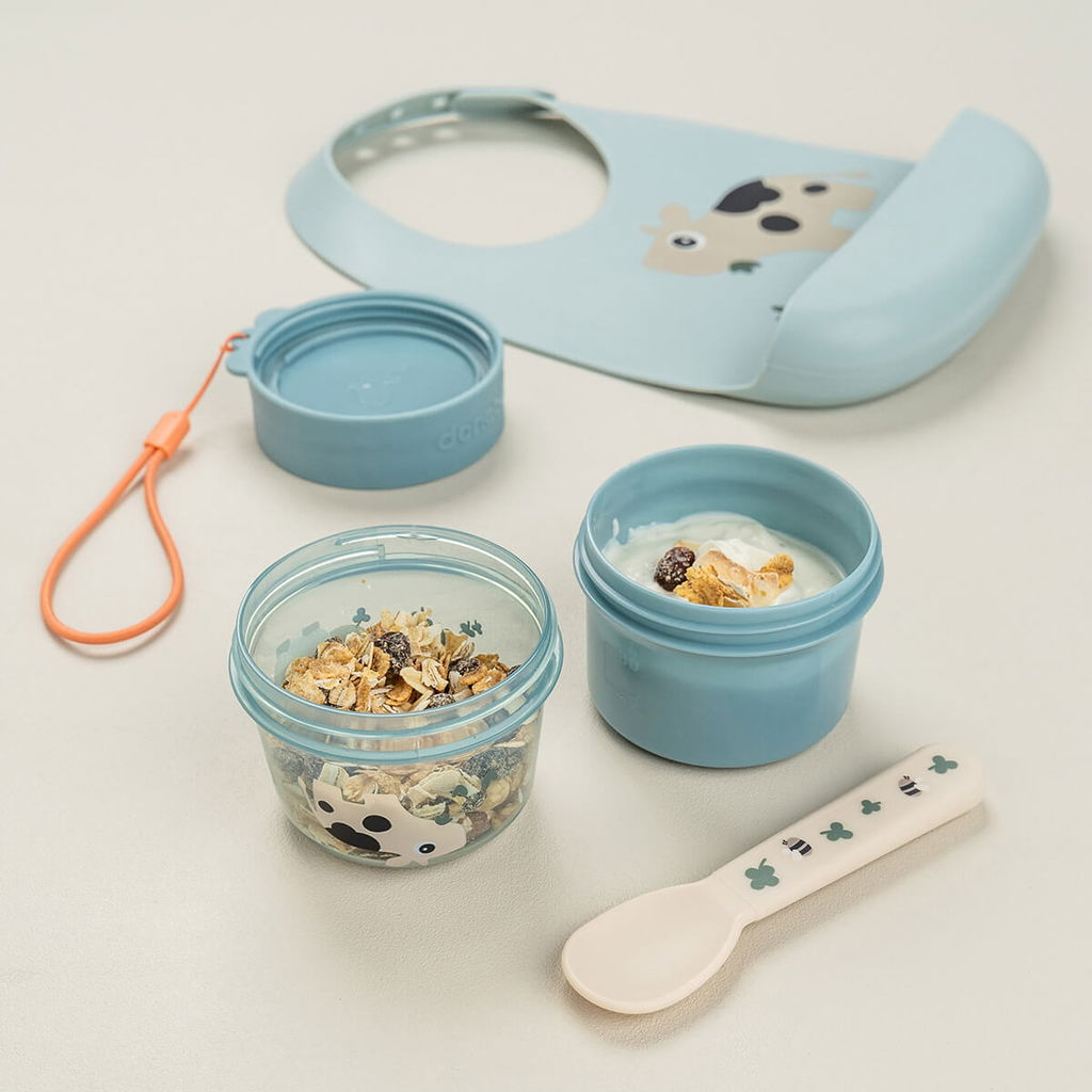 Done by Deer Behållare To Go 2-Way Snack Tiny Farm Blå